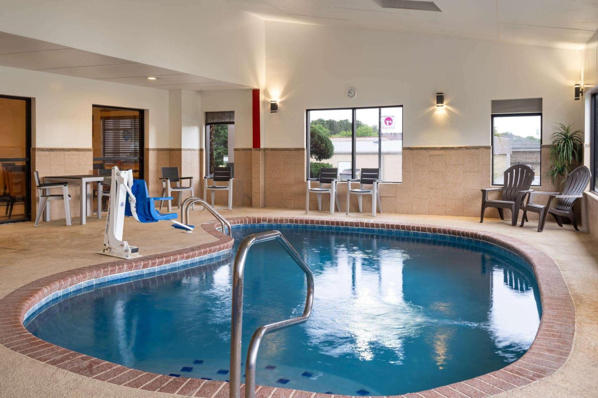 Hotel Ramada By Wyndham Locust Grove Esterno foto