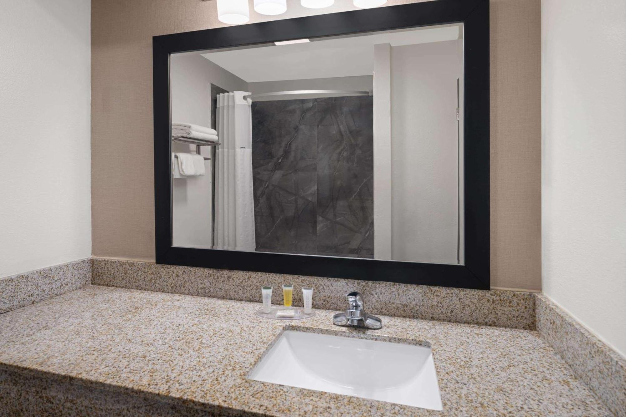 Hotel Ramada By Wyndham Locust Grove Esterno foto
